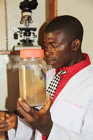 Naturwissenschafts-Labor Kamerun Djottin