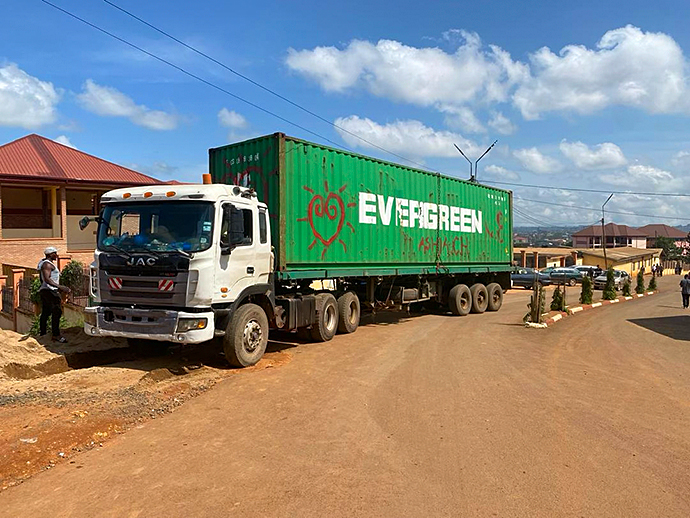 Container Hilfsgütertransport Kamerun Afrika Bamenda