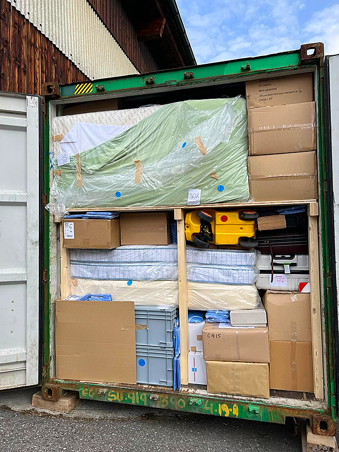 Hilfsgüter Container Ashia Kamerun Unteriberg Spenden Lastwagen Pneukran