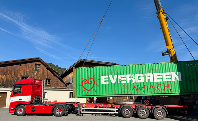 Hilfsgüter Container Ashia Kamerun Unteriberg Spenden Lastwagen Pneukran