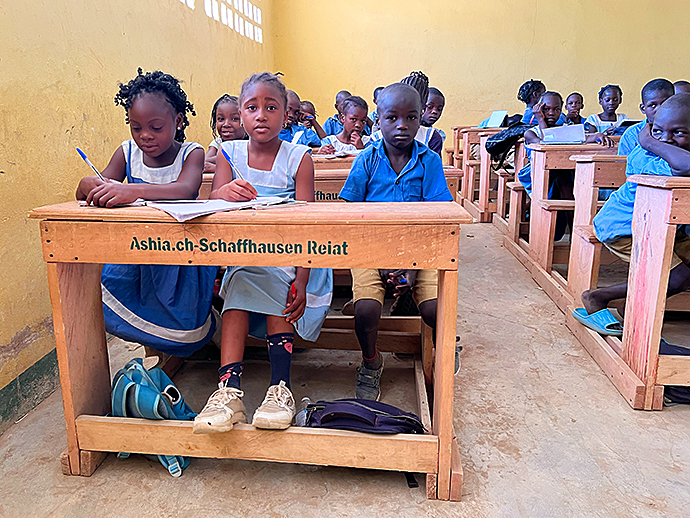 Schulbank Afrika Grundschule Schule bauen Kamerun