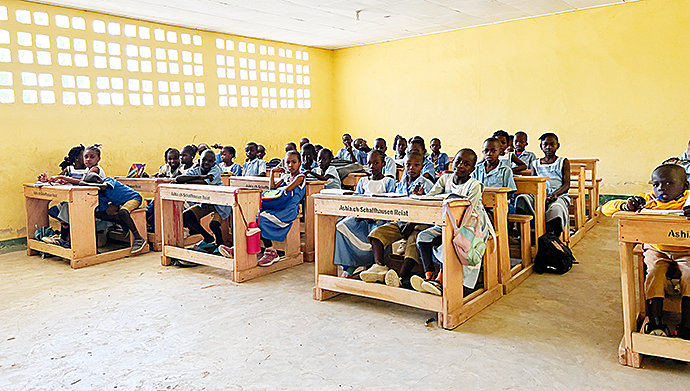 Schulbank Afrika Grundschule Schule bauen Kamerun