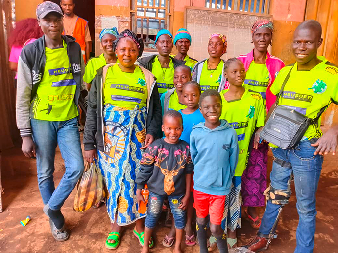 Schulbank Afrika Grundschule Schule bauen Kamerun