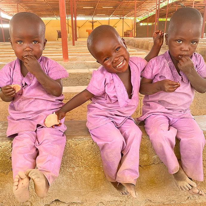 Drillinge Kamerun Kinderhilfswerk Drillingsfamilie unterstützen