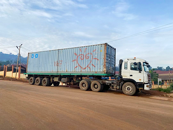 Container Hilfsgütertransport Kamerun Afrika Bamenda