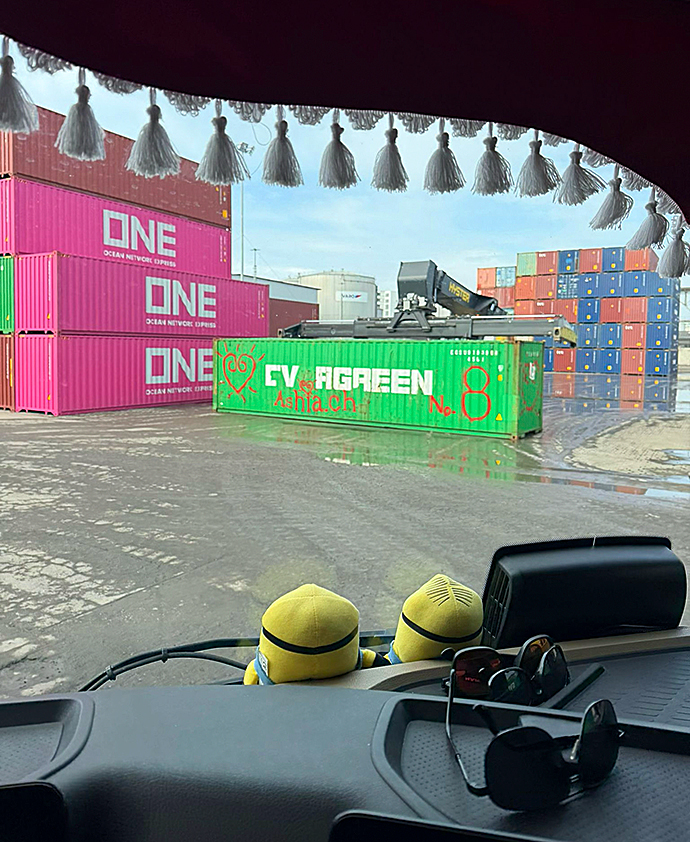 Hilfsgüter Container Ashia Kamerun Unteriberg Spenden Lastwagen Pneukran